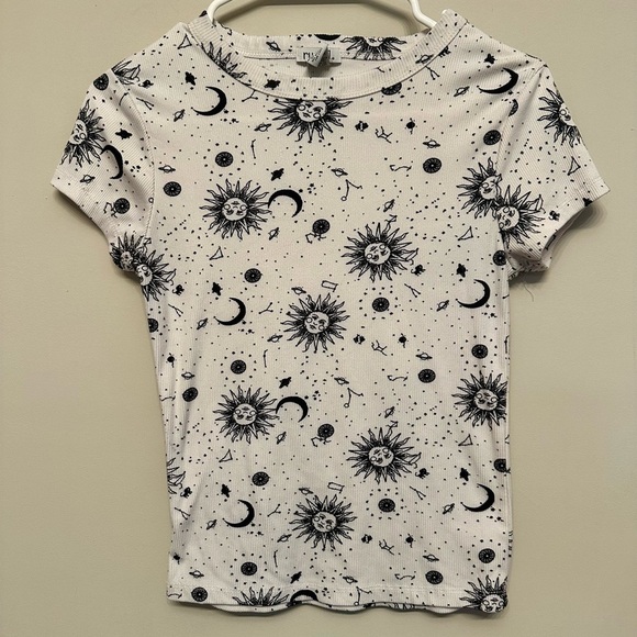 Rue21 White and Black Celestial Print Tee Medium - Picture 1 of 4